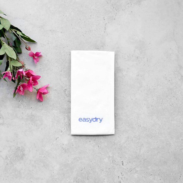 Easydry medium towel or barber towel. It has a smooth texture. It can be used on the shoulders or to dry hair. Available in black or white in quantities of 50, 200, 450 or 900.