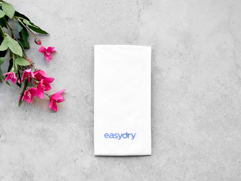 Easydry medium towel or medium disposable towel. It has a smooth texture. It can be used on all hair types and on all hair lengths. Available in black or white in quantities of 50, 200, 450 or 900. Totally hygienic and saves you money!