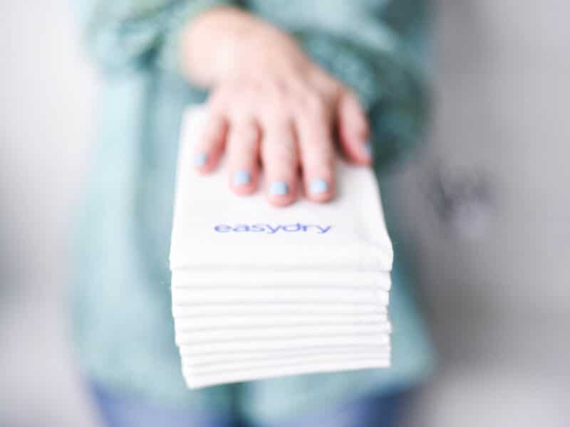 Easydry medium towel or medium disposable towel. It has a smooth texture. It can be used on all hair types and on all hair lengths. Available in black or white in quantities of 50, 200, 450 or 900.